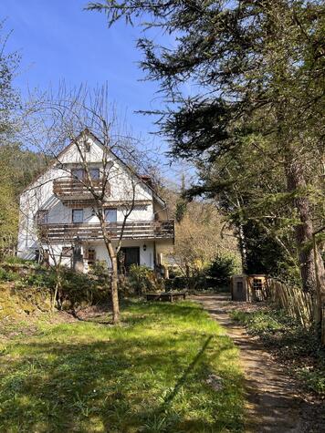 Tolles Haus mit Einliegerwohnung fr Naturliebhaber!
Grundstck mit Bach !
Mehrgenerationenhaus