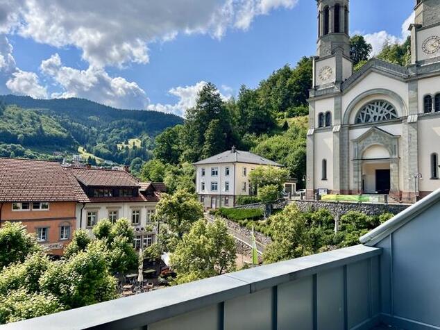 * Zentral mit Dachloggia und Lift *