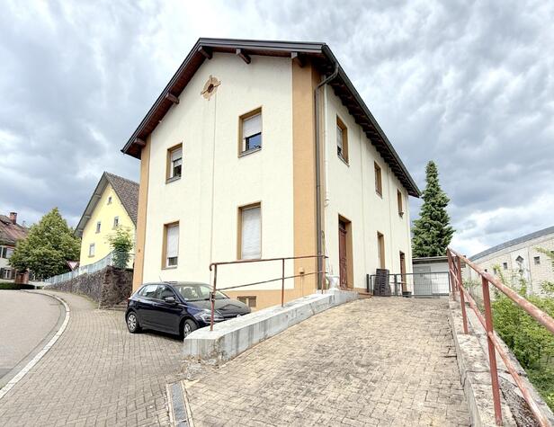 Zweifamilienhaus wartet auf Sanierung - Nutzen Sie die Gelegenheit!