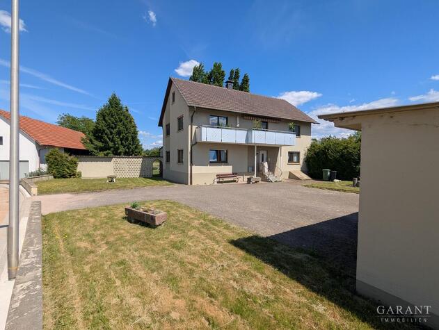 Grozgiges Grundstck mit Zweifamilienhaus und drei Garagen