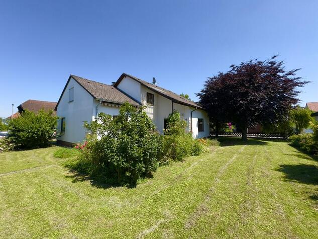 Grozgiges Einfamilienhaus mit Einliegerwohnung und Garten in ruhiger Lage von Hartheim