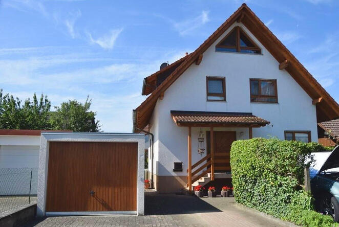 Freistehendes Einfamilienhaus in Hartheim mit schnem Garten