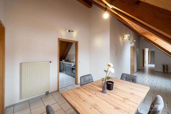 Sehr gepflegte Wohnung mit viel Licht, Balkon & Garage!