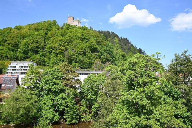 Bezugsfrei mit Aufzug in der Innenstadt
mit Blick zur Kastelburg und zum Kandel