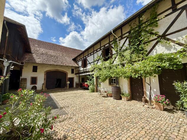 Nur ca. 30 km von Freiburg!
Ein Paradies auf Erden! Hofgut mit traumhaftem Grundstck. Einzigartig!