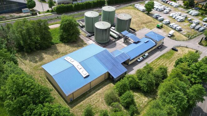 Groes Gewerbeareal mit Brogebude, zwei Hallen, vier Hochtanks und Erweiterungsflchen