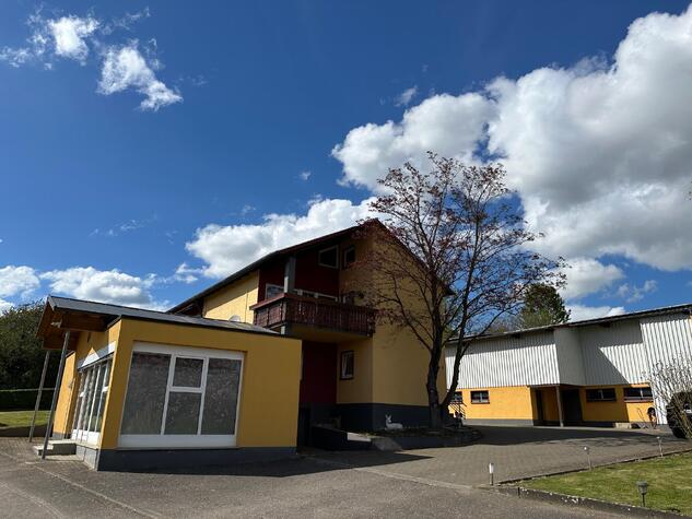 Frheres landwirtschaftliches Anwesen mit Wohnhaus und Nebengebuden