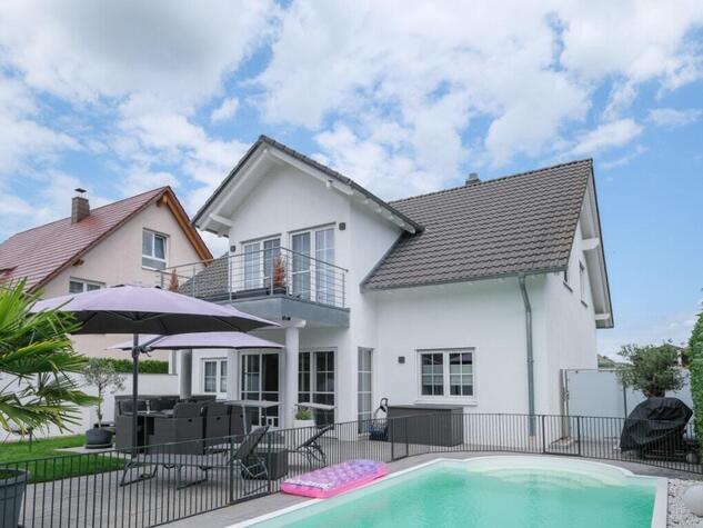 Exklusive Villa mit Pool in ruhiger Lage
- Stilvoll wohnen am Tuniberg -