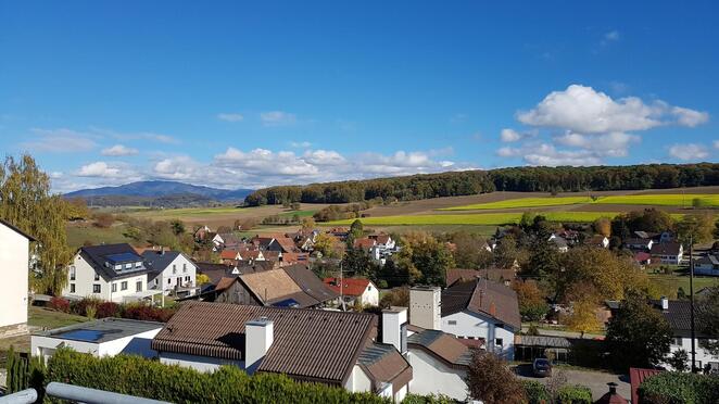 TRAUMHAFT SCHN & RUHIG WOHNEN in Efringen-Kirchen Welmlingen mit Balkon+EBK+Carport- Ab 15.10. frei