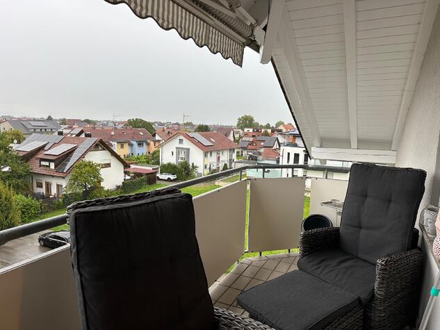 Grozgige Familienwohnung mit Balkon und 2 berdachten PKW-Stellpltzen