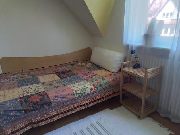 Ab 1. April 2026 Ein groes Zimmer (20 qm) , mglichst Wochenend-HeimfahrerIn (keine Wohngemeinschaft)