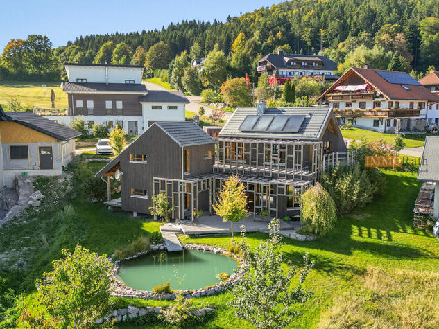 IMMORath.de - Idyllisches Holzhaus: Natur und Design vereint