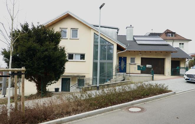 Saniertes Dreifamilienhaus mit zwei Garagen und groem Garten in guter Lage von Grenzach-Wyhlen