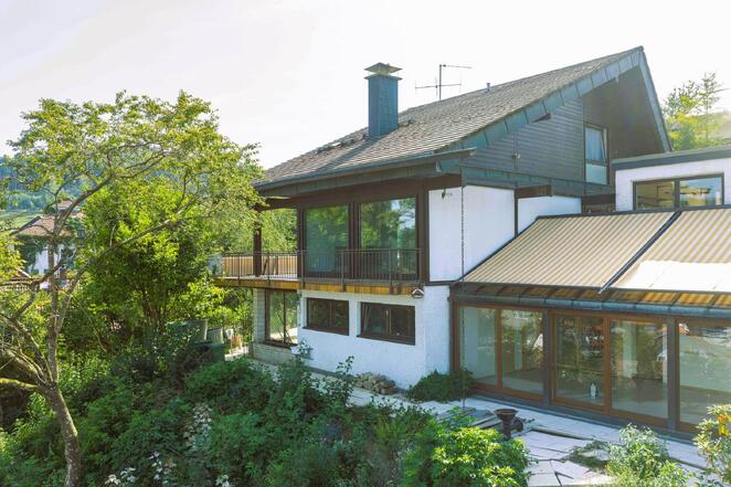 Lichtdurchflutetes Haus mit Balkon, Terrasse und unverbaubarem Fernblick  (Nachbargrundstck kann zustzlich erworben werden)