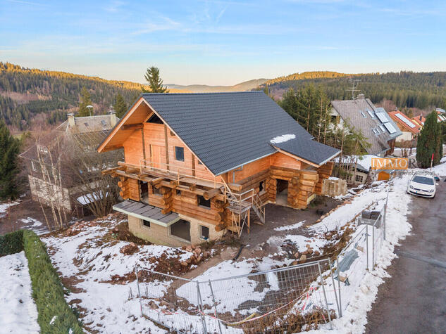 IMMORath.de - Holzhaus im Rohbau mit 3 Einheiten und Bergblick