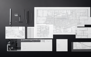 Architektonischer Plan mit Vermessungswerkzeugen und modernem Gebaeude im Hintergrund, Fokus auf Standortanalyse und Planungsphasen.