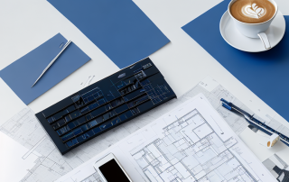 Architektentisch mit Bauplaenen, Massstab und Kaffee, zeigt detaillierten Planungsprozess und Fachkompetenz in Stadtplanung.