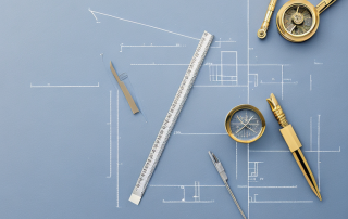 bauplanung blueprint mit lineal und zirkel symbolisiert praezision und sorgfaeltige planung