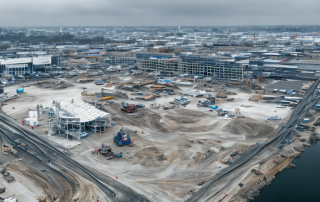 Luftaufnahme gestoppte Baustelle ungenutzte Ausruestung unvollendete Gebaeude bewoelkt Hemmnisse Entwicklungsprozess