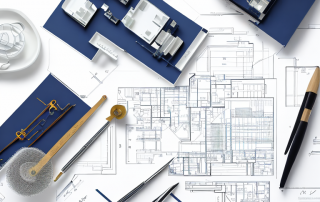 Moderne architektonische Blaupause auf Tisch mit Designwerkzeugen wie Linealen und Zirkel, zeigt detaillierte Planung fuer Entwicklungsfreigabe.