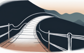 Angestellter betrachtet verwirrt einen Stapel unerledigter Aufgaben auf seinem Schreibtisch.