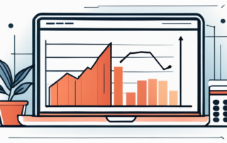 Grafikdesigner betrachtet Gehaltsscheck mit erstauntem Gesichtsausdruck am Schreibtisch.