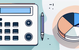 Grafikdesigner, der einen Gehaltsscheck über seinem Computerbildschirm betrachtet.