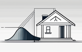 Mann freudig mit Familie und neuem Haus im Hintergrund.