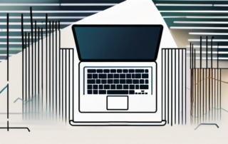 Notebook, Diagramme zum Einkommen, Fachinformatiker am Arbeitsplatz lächelt.