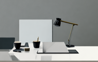 Moderner Bueroarbeitsplatz mit Laptop, gut organisiertem Notizbuch und Kaffeetasse, signalisiert Professionalitaet und Fokus.