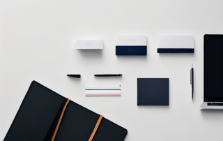 professioneller arbeitsplatz mit laptop, notizbuch und stift fuer vorbereitungen zu gehaltsverhandlungen bei bewerbungen