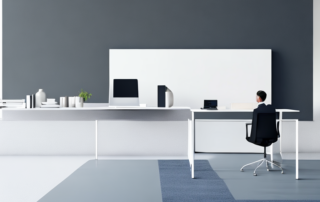 Professioneller sitzt selbstbewusst am Schreibtisch in einem modernen Buero mit ruhiger Atmosphaere und dezenter Beleuchtung.