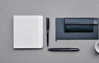 Modernes Buero mit Laptop, Kaffeetasse, Notizbuch und Stift, bereit fuer Bewerbungen.