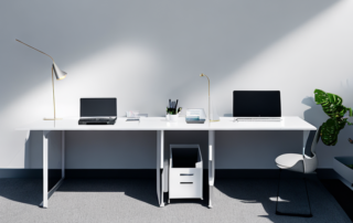 Modernes Buero mit Laptop, Notizbuch und Stift auf Schreibtisch, zeigt Organisation und Produktivitaet.