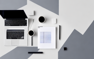 Elegantes Buero mit Laptop, Notizblock und Kaffee, professionelle Arbeitsumgebung.