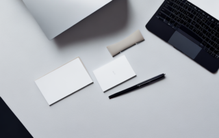 Moderner Buero-Schreibtisch mit Laptop, Notizblock und Stift fuer professionelle Vorbereitung von Jobbewerbungen und Gehaltsverhandlungen.