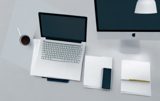 Selbstbewusster Business-Profi am Schreibtisch, Dokument in modernem Buero durchsehend.