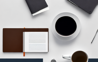 professionelle szene mit offenem laptop und cv auf modernem schreibtisch mit notizbuch und kaffeetasse, minimalistischem buero und natuerlichem licht im hintergrund