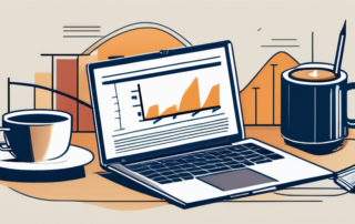 Buerolandschaft mit Diagramm aufwaertstrend, Laptop, Kaffeetasse und Notizblock zur Darstellung von Gehaltserhoehungsstrategien.