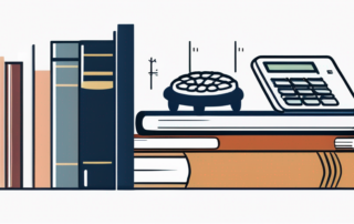 Stapel Buecher als Symbol fuer akademisches Wissen neben einer steigenden Grafik und einem Taschenrechner, Strategien fuer hoeheres Einstiegsgehalt nach dem Studium darstellend.