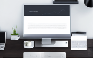 Bueroumgebung mit Laptop, Notizblock und Stift fuer Gehaltsverhandlungen.