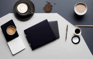 Polierte Schreibtisch mit Laptop, Notizbuch fuer Karriereplanung, Stift und Kaffee in moderner, produktiver Umgebung.