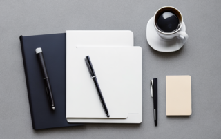 Professioneller Arbeitsplatz mit Laptop, Kaffee und Notizblock fuer Bewerbungsvorbereitung.