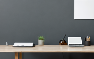 Modernes Arbeitszimmer mit Laptop, Notizblock und Stift auf Holztisch, warmes Licht, minimalistische Dekoration, Professionalitaet und Vorbereitung.