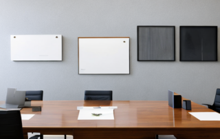 professioneller Besprechungsraum mit poliertem Holztisch, bequemen Buerostuehlen, Notizbuechern und Stiften fuer erfolgreiche Gehaltsverhandlungen