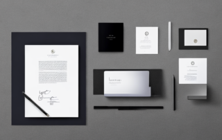 Moderner Schreibtisch mit Laptop, ordentlichem Lebenslauf und professionellem Brief, umgeben von motivierenden Bueroaccessoires.