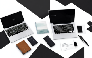 Gut organisierter Arbeitsplatz mit Laptop, Kaffeetasse und Notizblock fuer eine professionelle Bewerbung.