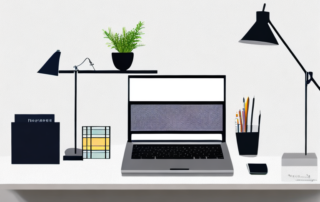 Ordentlich geordneter Schreibtisch mit Laptop, Notizbuch und Stift fuer professionelle Bewerbungsschreiben.