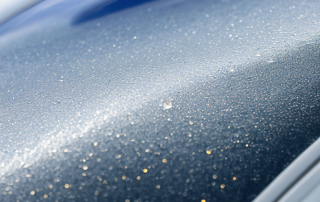 Nahaufnahme Windschutzscheibe mit Steinschlagschaden und Hinweis auf Teilkaskoversicherung und Reparaturbedarf.