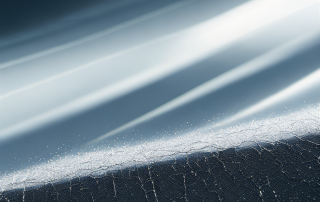 Nahaufnahme einer Windschutzscheibe mit Riss betont die Wichtigkeit von Glasversicherung, urbaner Hintergrund.